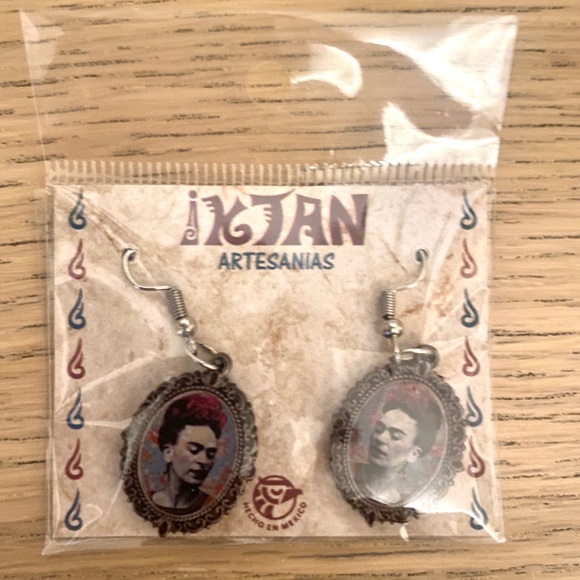 Vintage Frida Kahlo portrait earrings - Picture 2 of 2